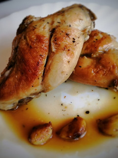 Una foto de Muslos de conejo al vino fino (o manzanilla)