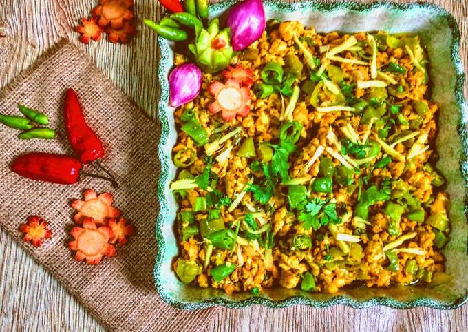 Steps to Make Favorite Harri Mirch Keema.