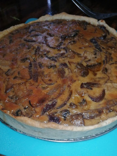 Una foto de Quiche de champiñón y cebolla morada