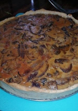 Una foto de Quiche de champiñón y cebolla morada