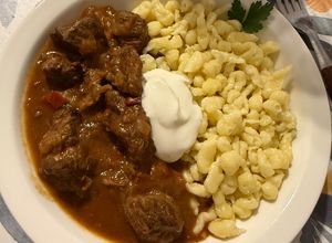 Una foto de Goulash con Spätzle 🍛🇭🇺