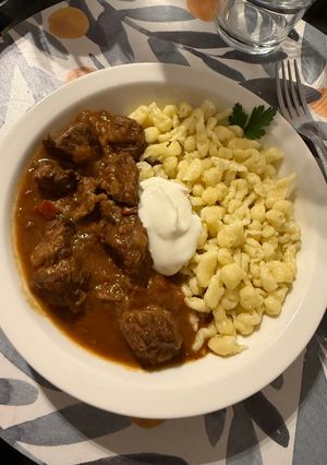 Una foto de Goulash con Spätzle 🍛🇭🇺