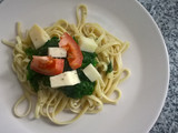 Ensalada de tallarines con espinacas