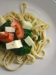 Una foto de Ensalada de tallarines con espinacas