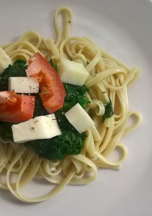 Una foto de Ensalada de tallarines con espinacas