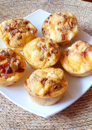 Una foto de Huevo con salchicha y queso al horno