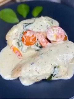 Una foto de Pollo a la nata con espinacas
