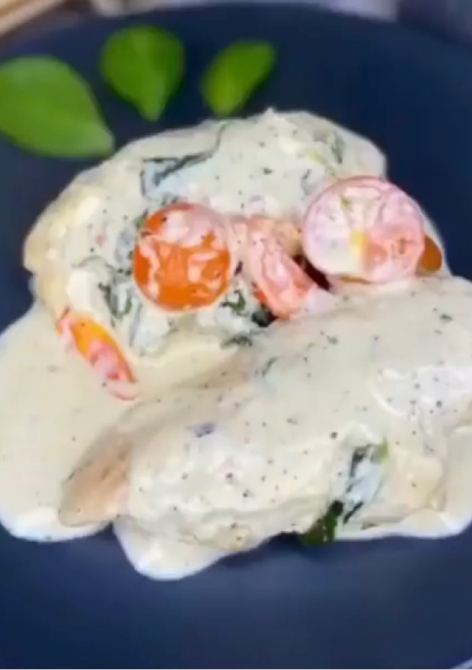 Una foto de Pollo a la nata con espinacas