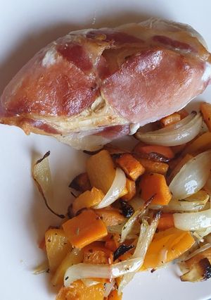 A picture of Chicken wrapped in Bacon.