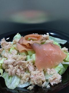 Una foto de Ensalada proteica salmón ahumado