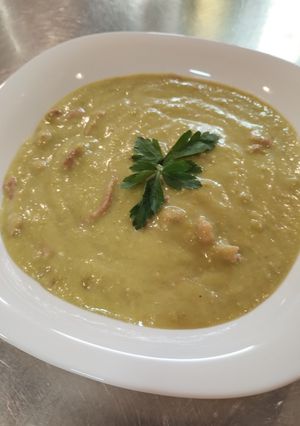 Una foto de Sopa de arvejas con jamón