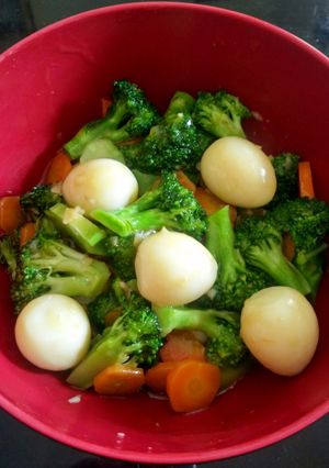 Foto resep Tumis brokoli wortel telur puyuh simple