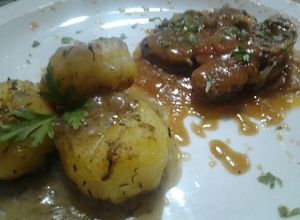 Una foto de Osobuco y papas fondant (fusion)