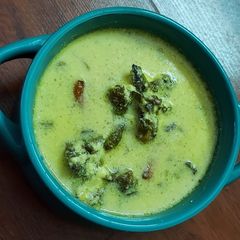A picture of Palak kadhi.