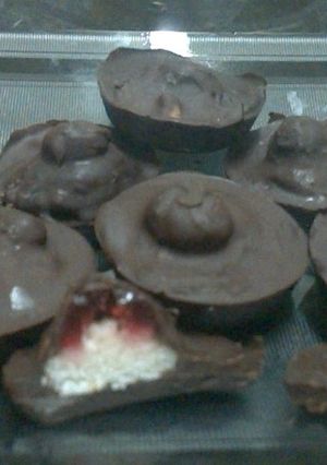 Una foto de Bombones rellenos de coco y cereza