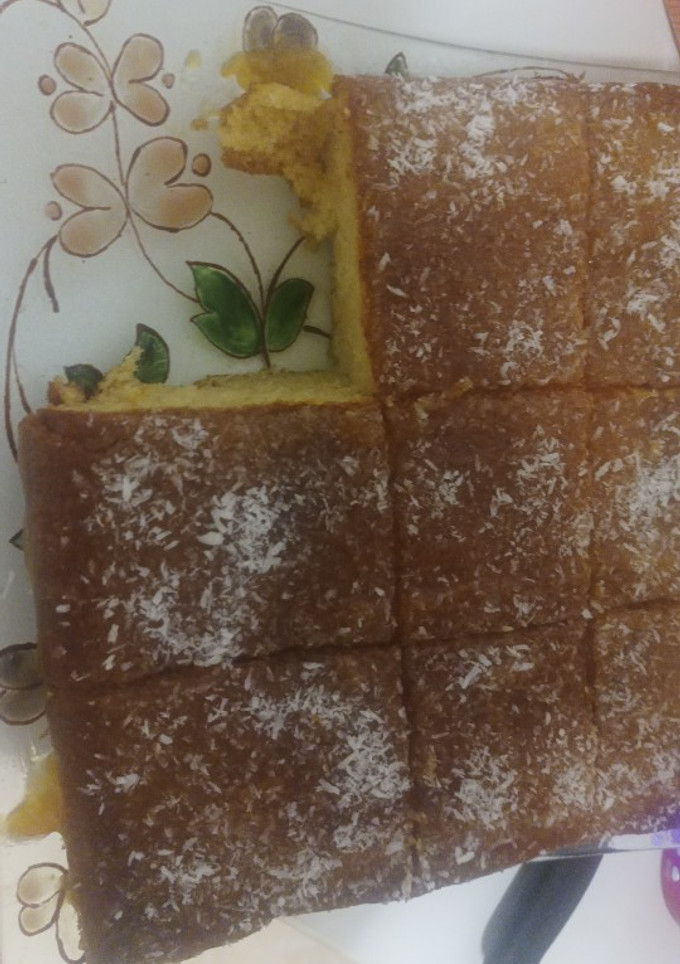 Una foto de Bizcocho con cobertura de mermelada y coco🥧😋👌