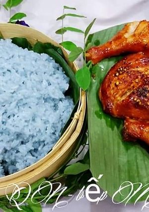 Hình của món Gà nướng xôi hoa đậu biếc.