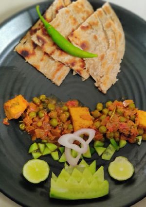 A picture of Muttor paneer with laccha paratha.