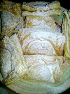 Una foto de Pasteles hojaldrados😁rellenos de dulce de leche y membrillo☺