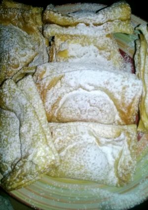 Una foto de Pasteles hojaldrados😁rellenos de dulce de leche y membrillo☺