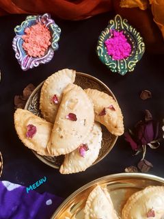 ठंडाई फ्लेवर गुजिया (Thandai flavor gujiya recipe in Hindi) रेसिपी मुख्य फोटो