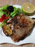 Steak d'espadon poêlé accompagné de salade 🍋
