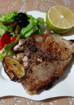 Une photo de Steak d'espadon poêlé accompagné de salade 🍋