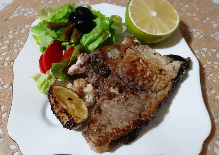 Easiest Way to Prepare Quick Steak d'espadon poêlé accompagné de salade 🍋