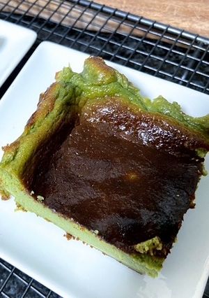 Una foto de Tarta de queso vasca con matcha