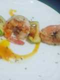 Brocheta de camarón en salsa de mango