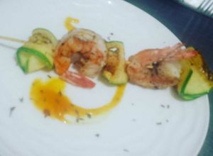 Una foto de Brocheta de camarón en salsa de mango