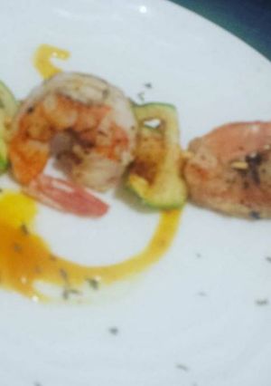 Una foto de Brocheta de camarón en salsa de mango