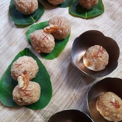 A picture of Semolina walnut ladoo.