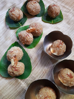 A picture of Semolina walnut ladoo.