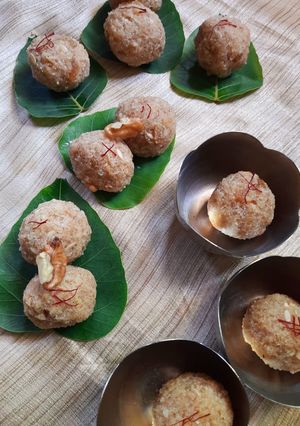 A picture of Semolina walnut ladoo.