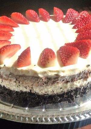 Una foto de Postre de chocolate y frutilla