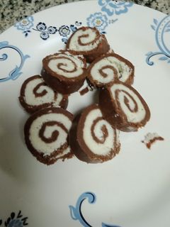 ચોકલેટ રોલ(Chocolate Roll Recipe in Gujarati) રેસીપી મુખ્ય ફોટો