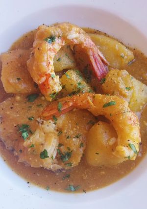 Una foto de Suquet de patatas, merluza y gambas