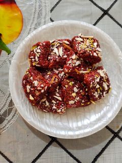 સ્ટ્રોબેરી ની બરફી (Strawberry Barfi Recipe In Gujarati) રેસીપી મુખ્ય ફોટો