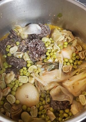 Una foto de Habas a la catalana con alcachofas en olla a presión