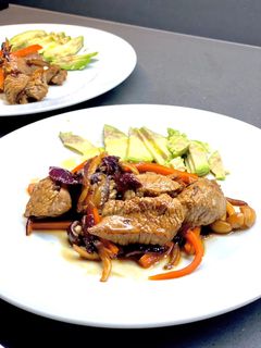 Una foto de Cena rica: carne de ternera para estofado con mix de setas