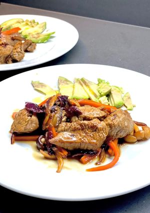 Una foto de Cena rica: carne de ternera para estofado con mix de setas