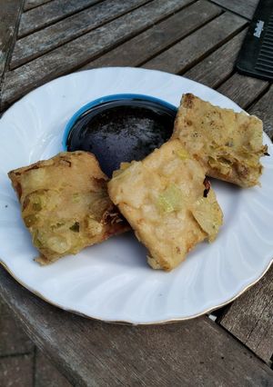 A picture of (Leek) Tempe/ Tempeh Mendoan.