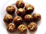 खजूर ड्रायफ्रूट्स लाडू (khajur dry fruits ladoo recipe in marathi)