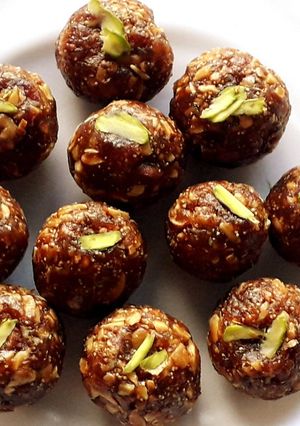 खजूर ड्रायफ्रूट्स लाडू (khajur dry fruits ladoo recipe in marathi) रेसिपी चे मुख्य फोटो 