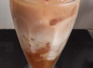 Una foto de Bebida con perlas de tapioca..