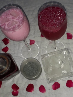 રોઝ સીરપ શરબત (Rose Syrup Sarbat Recipe In Gujarati) રેસીપી મુખ્ય ફોટો