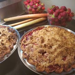 A picture of Strawberry Rhubarb pie.