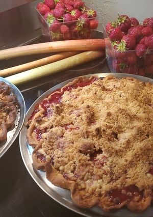 A picture of Strawberry Rhubarb pie.