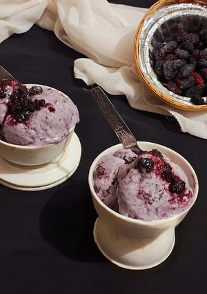 A picture of Mulberry Ice cream with fresh cream.